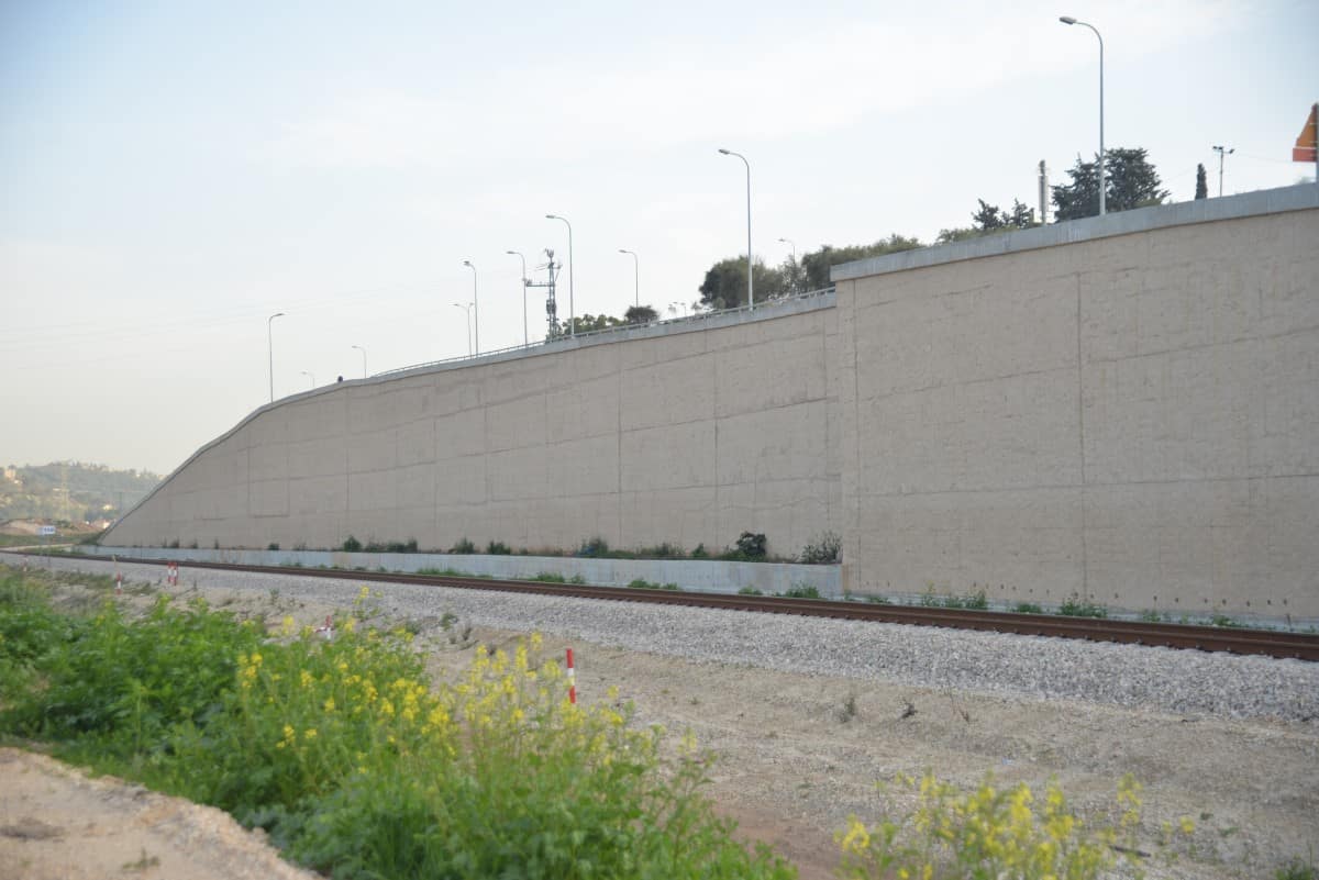 בלוק מבוקע -רכבת העמק