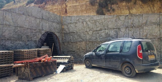 העתקת פני הסלע גומי פארק הגיבורים חיפה.קבלן מבצע פני סלע בנחל הגיבורים