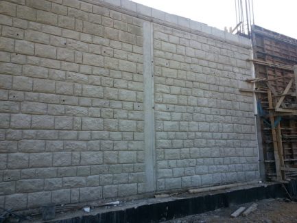 תבנית בדוגמת אבן חאמי בסידור שורות תחנת רכבת כרמיאל